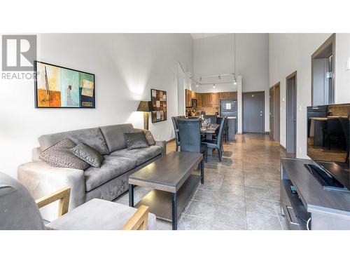 654 Cook Road Unit# 603, Kelowna, BC - Indoor Photo Showing Living Room