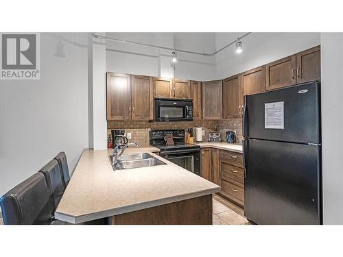 654 Cook Road Unit# 603, Kelowna, BC - Indoor Photo Showing Kitchen With Double Sink