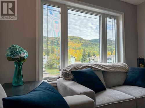 115 Wolverine Avenue, Tumbler Ridge, BC - Indoor Photo Showing Living Room