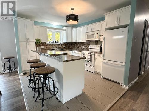 115 Wolverine Avenue, Tumbler Ridge, BC - Indoor Photo Showing Kitchen