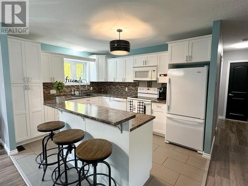 115 Wolverine Avenue, Tumbler Ridge, BC - Indoor Photo Showing Kitchen