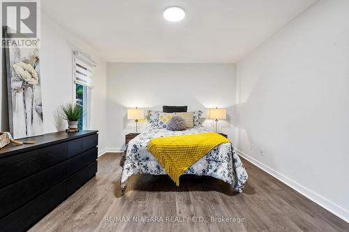 7180 Woodington Road, Niagara Falls, ON - Indoor Photo Showing Bedroom