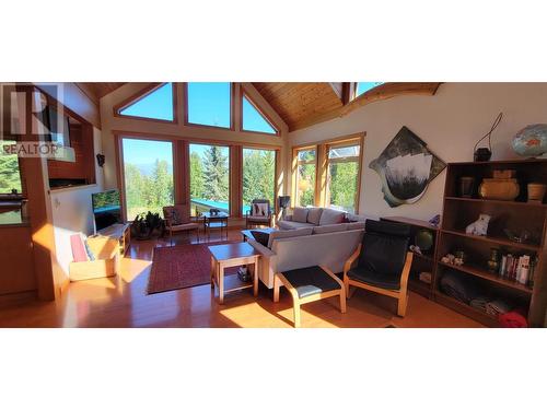 8201 Red Mountain Road, Silverton, BC - Indoor Photo Showing Living Room