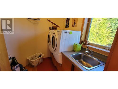 8201 Red Mountain Road, Silverton, BC - Indoor Photo Showing Laundry Room