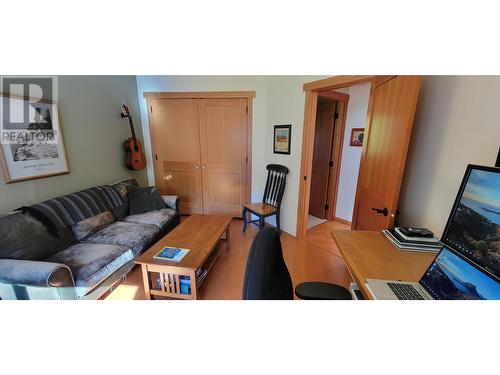 8201 Red Mountain Road, Silverton, BC - Indoor Photo Showing Living Room