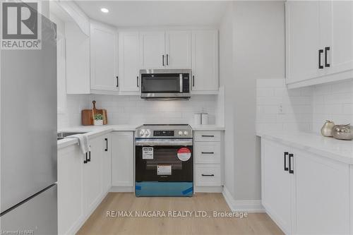 131 Manning Avenue, Hamilton, ON - Indoor Photo Showing Kitchen