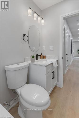 131 Manning Avenue, Hamilton, ON - Indoor Photo Showing Bathroom