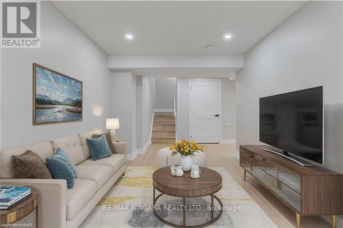 131 Manning Avenue, Hamilton, ON - Indoor Photo Showing Living Room