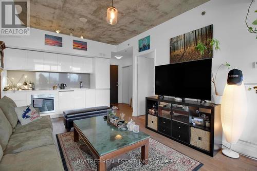 720 - 20 Minowan Miikan Lane, Toronto, ON - Indoor Photo Showing Living Room