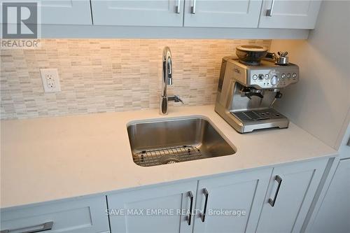 504 - 10 Esplanade Lane, Grimsby, ON - Indoor Photo Showing Kitchen