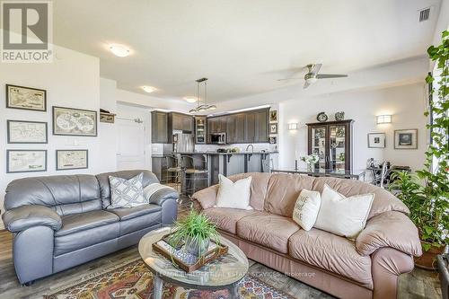 627 - 125 Shoreview Place, Hamilton, ON - Indoor Photo Showing Living Room