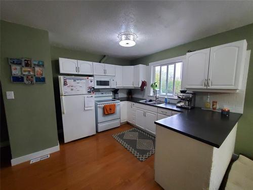 90 Pierson Drive, Tyndall, MB - Indoor Photo Showing Kitchen With Double Sink