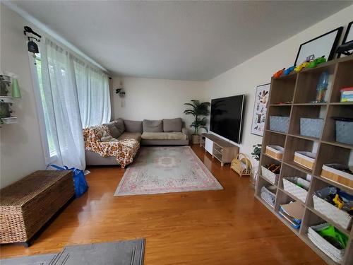 90 Pierson Drive, Tyndall, MB - Indoor Photo Showing Living Room