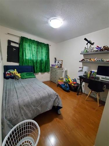 90 Pierson Drive, Tyndall, MB - Indoor Photo Showing Bedroom