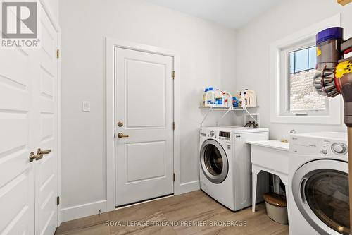 2020 Wateroak Drive, London, ON - Indoor Photo Showing Laundry Room