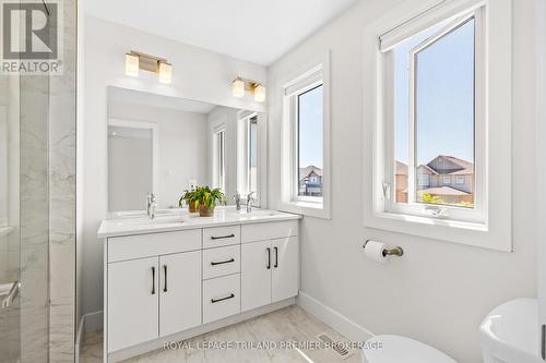 2020 Wateroak Drive, London, ON - Indoor Photo Showing Bathroom