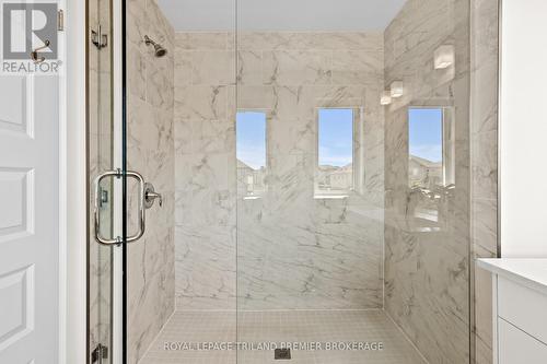 2020 Wateroak Drive, London, ON - Indoor Photo Showing Bathroom