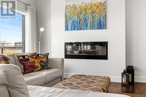 2020 Wateroak Drive, London, ON - Indoor Photo Showing Living Room