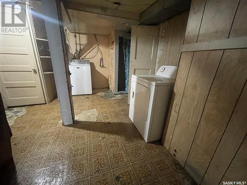 218 3Rd Avenue W, Kindersley, SK - Indoor Photo Showing Laundry Room