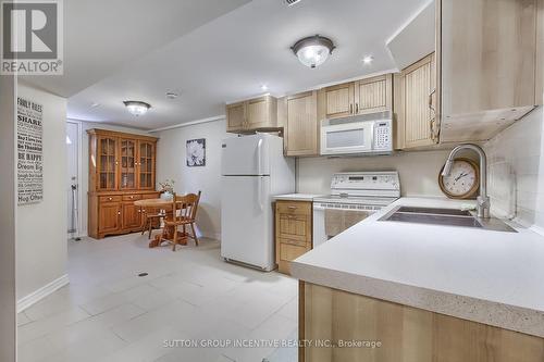 75 Holland River Boulevard, East Gwillimbury, ON - Indoor Photo Showing Kitchen