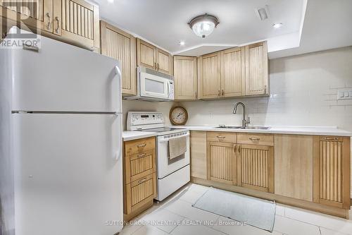 75 Holland River Boulevard, East Gwillimbury, ON - Indoor Photo Showing Kitchen With Double Sink