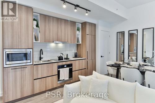 604 - 10 Graphophone Grove, Toronto, ON - Indoor Photo Showing Kitchen With Upgraded Kitchen