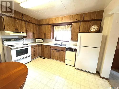 308 Main Street, Hodgeville, SK - Indoor Photo Showing Kitchen With Double Sink