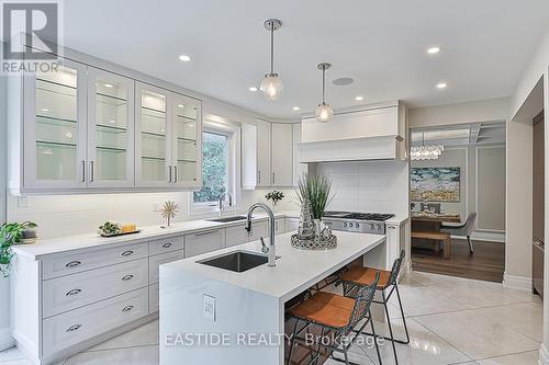 11 Gatcombe Circle, Richmond Hill, ON - Indoor Photo Showing Kitchen With Upgraded Kitchen