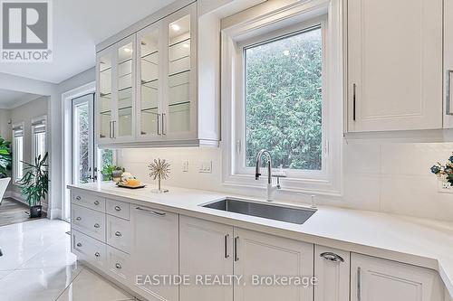 11 Gatcombe Circle, Richmond Hill, ON - Indoor Photo Showing Kitchen