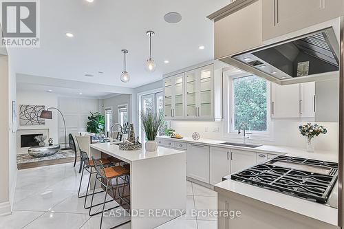 11 Gatcombe Circle, Richmond Hill, ON - Indoor Photo Showing Kitchen