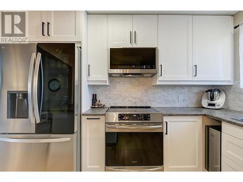 3275 Mciver Road, West Kelowna, BC - Indoor Photo Showing Kitchen With Upgraded Kitchen