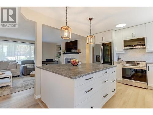 3275 Mciver Road, West Kelowna, BC - Indoor Photo Showing Kitchen With Upgraded Kitchen