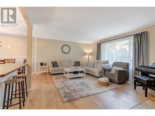 3275 Mciver Road, West Kelowna, BC - Indoor Photo Showing Living Room