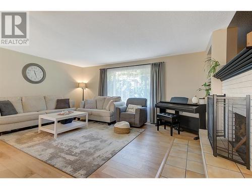 3275 Mciver Road, West Kelowna, BC - Indoor Photo Showing Living Room