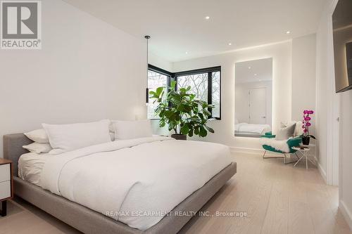 5008 Spruce Avenue, Burlington, ON - Indoor Photo Showing Bedroom