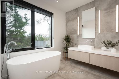 5008 Spruce Avenue, Burlington, ON - Indoor Photo Showing Bathroom