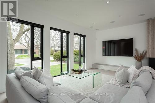 5008 Spruce Avenue, Burlington, ON - Indoor Photo Showing Living Room