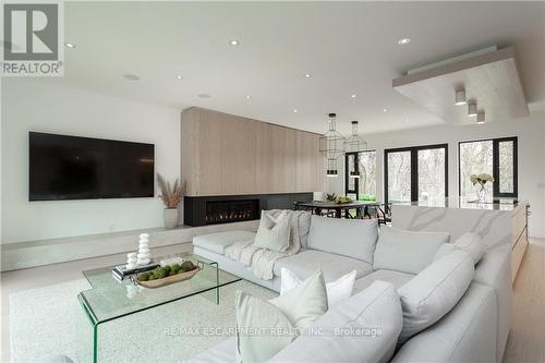 5008 Spruce Avenue, Burlington, ON - Indoor Photo Showing Living Room