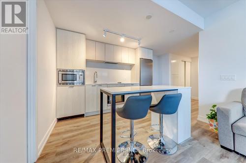 624 - 1 Jarvis Street, Hamilton, ON - Indoor Photo Showing Kitchen