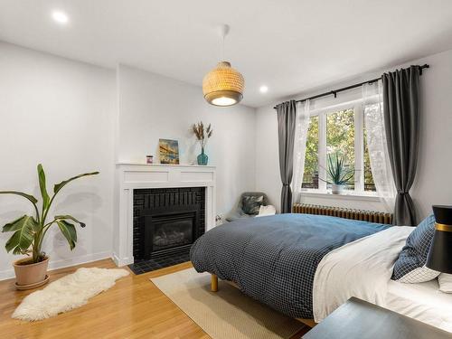 Chambre Ã  coucher principale - 4435 Av. Wilson, Montréal (Côte-Des-Neiges/Notre-Dame-De-Grâce), QC - Indoor Photo Showing Bedroom With Fireplace