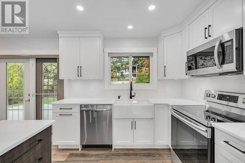 3154 Smith Creek Road, West Kelowna, BC - Indoor Photo Showing Kitchen