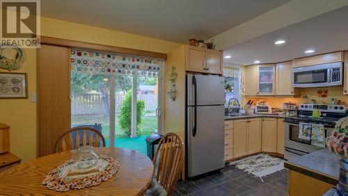 10713 Julia Street, Summerland, BC - Indoor