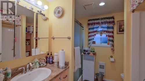 10713 Julia Street, Summerland, BC - Indoor Photo Showing Bathroom