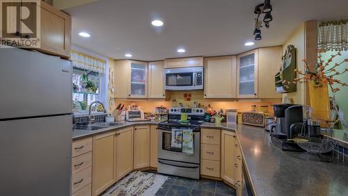 10713 Julia Street, Summerland, BC - Indoor Photo Showing Kitchen