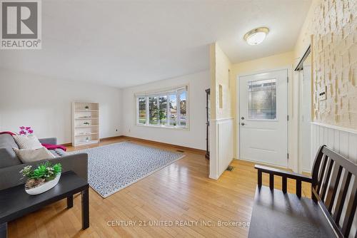 820 Clinton Avenue, Douro-Dummer, ON - Indoor Photo Showing Living Room