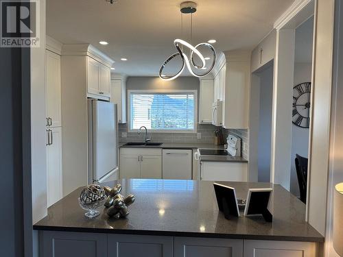 1445 Halifax Street Unit# 309, Penticton, BC - Indoor Photo Showing Kitchen With Double Sink