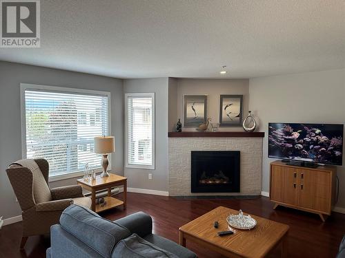 1445 Halifax Street Unit# 309, Penticton, BC - Indoor Photo Showing Living Room With Fireplace