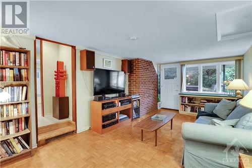 15 Dunvegan Road, Ottawa, ON - Indoor Photo Showing Living Room