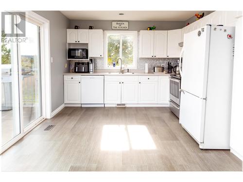 17760 Lacasse Road, Prince George, BC - Indoor Photo Showing Kitchen