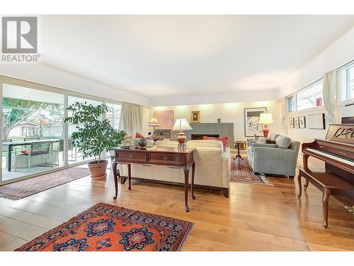 2021 Abbott Street, Kelowna, BC - Indoor Photo Showing Living Room